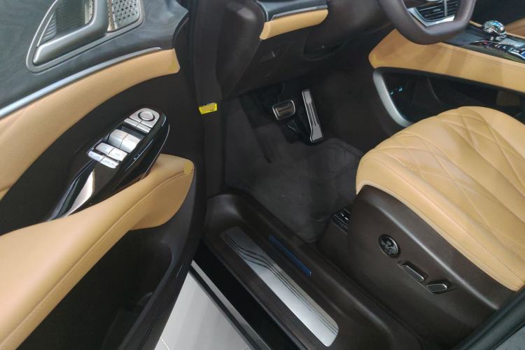 Used Denza D9 2025 DM-i Intelligent Drive 1020 Four-Wheel Drive Prestige Model
