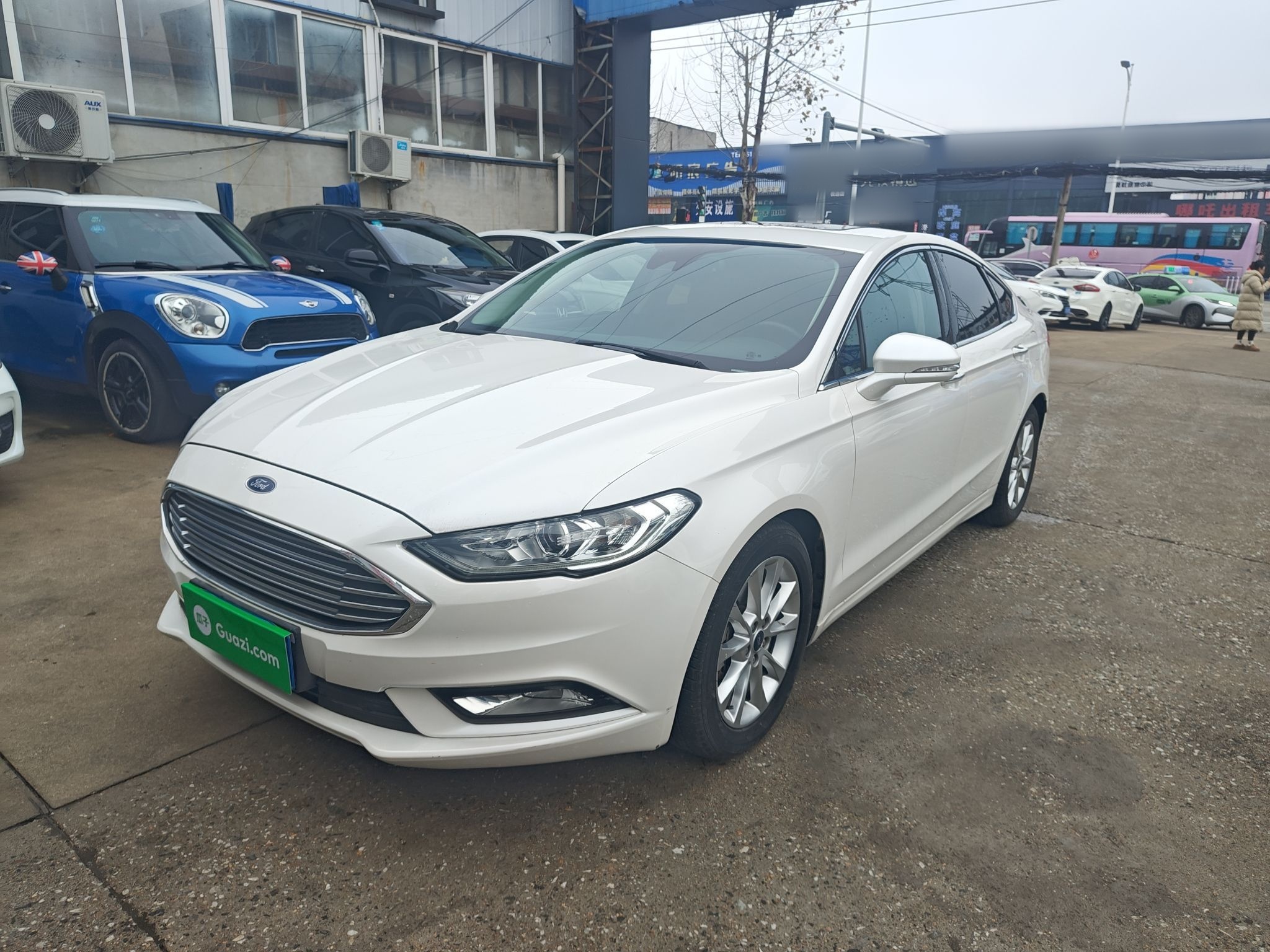 تحت مقدمة السيارة