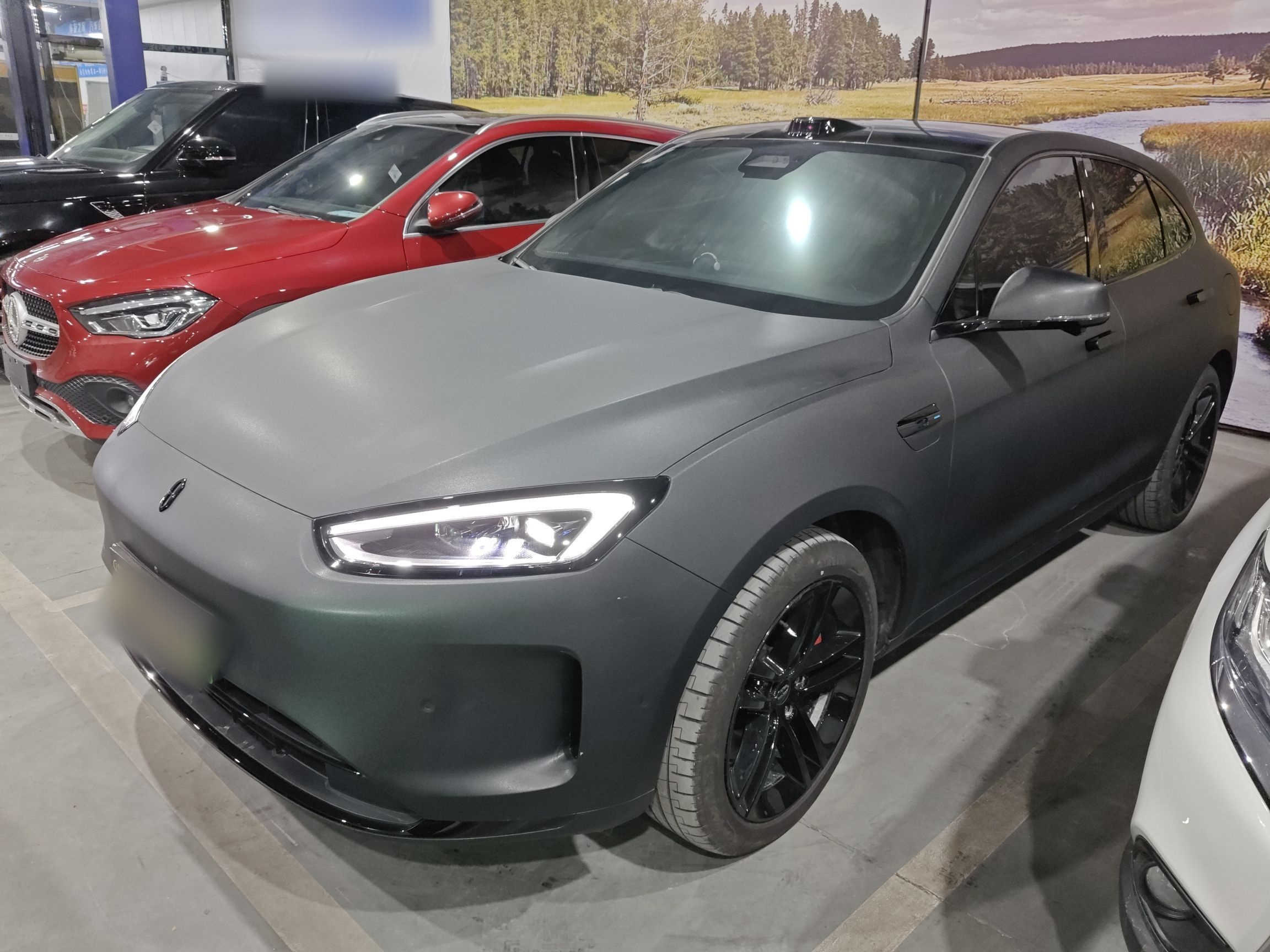 تحت مقدمة السيارة