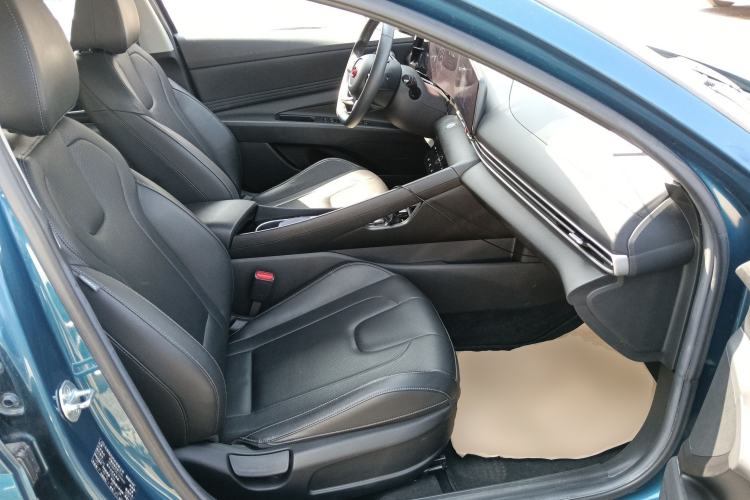 Used Hyundai Elantra 2021 1.5L CVT LUX Prestige Edition Right Front Seat