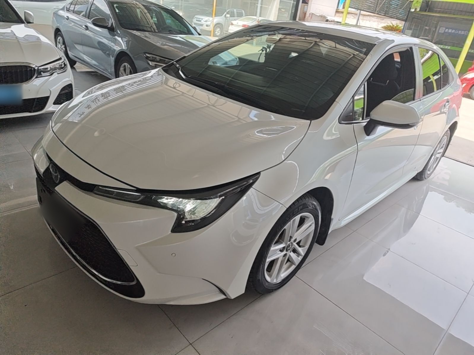 Unter der Vorderseite des Autos