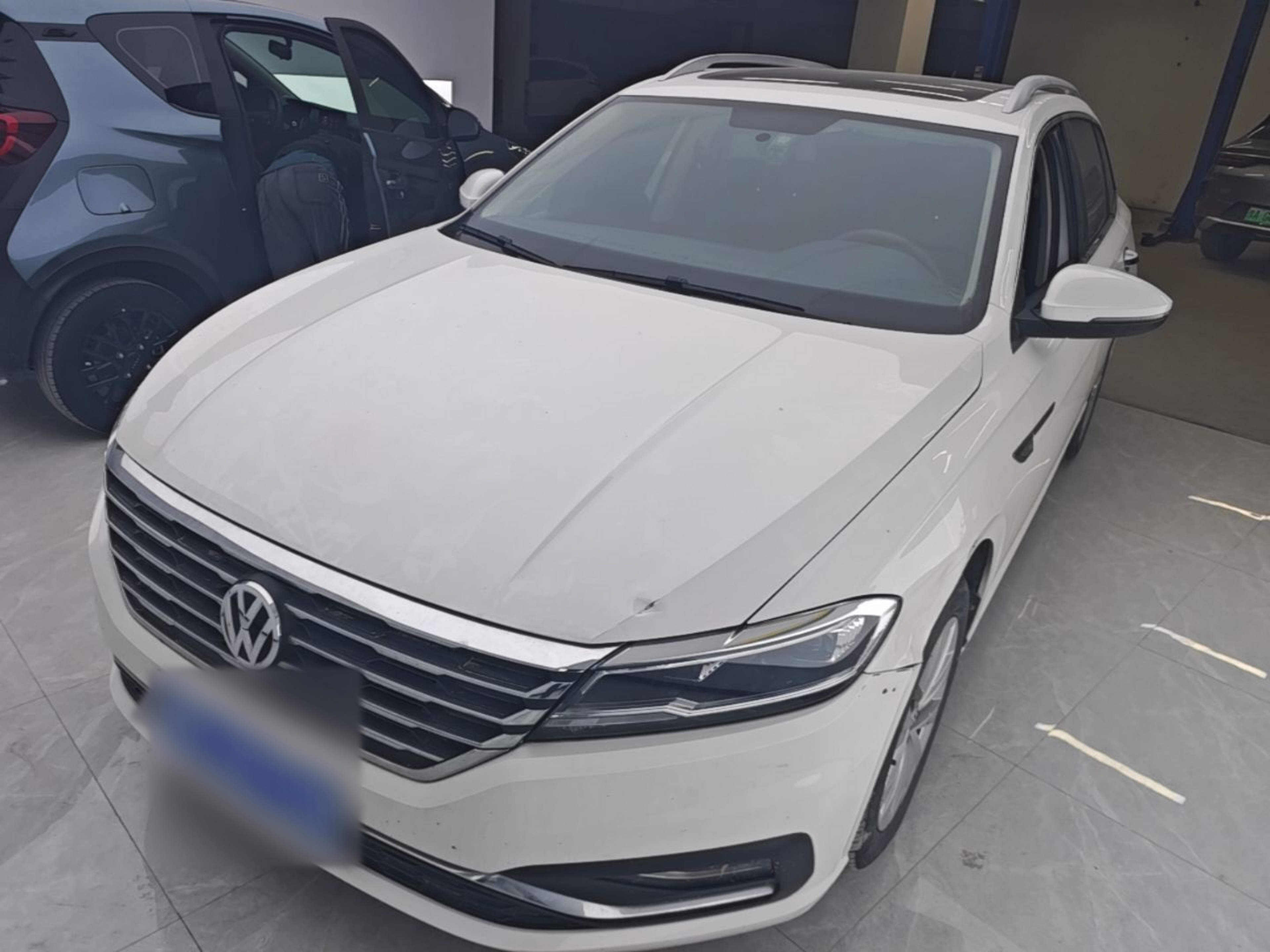 Под передней частью автомобиля