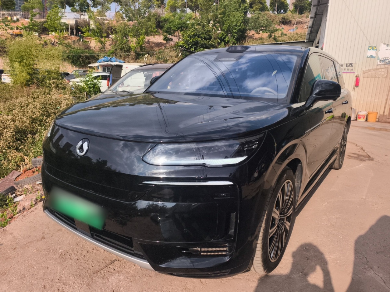 تحت مقدمة السيارة