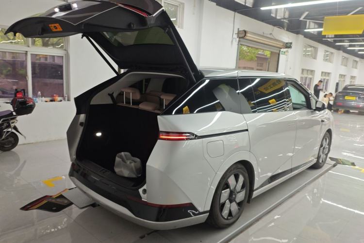 Used XPeng X9 2024 702 Ultra-Long Range Max Trunk