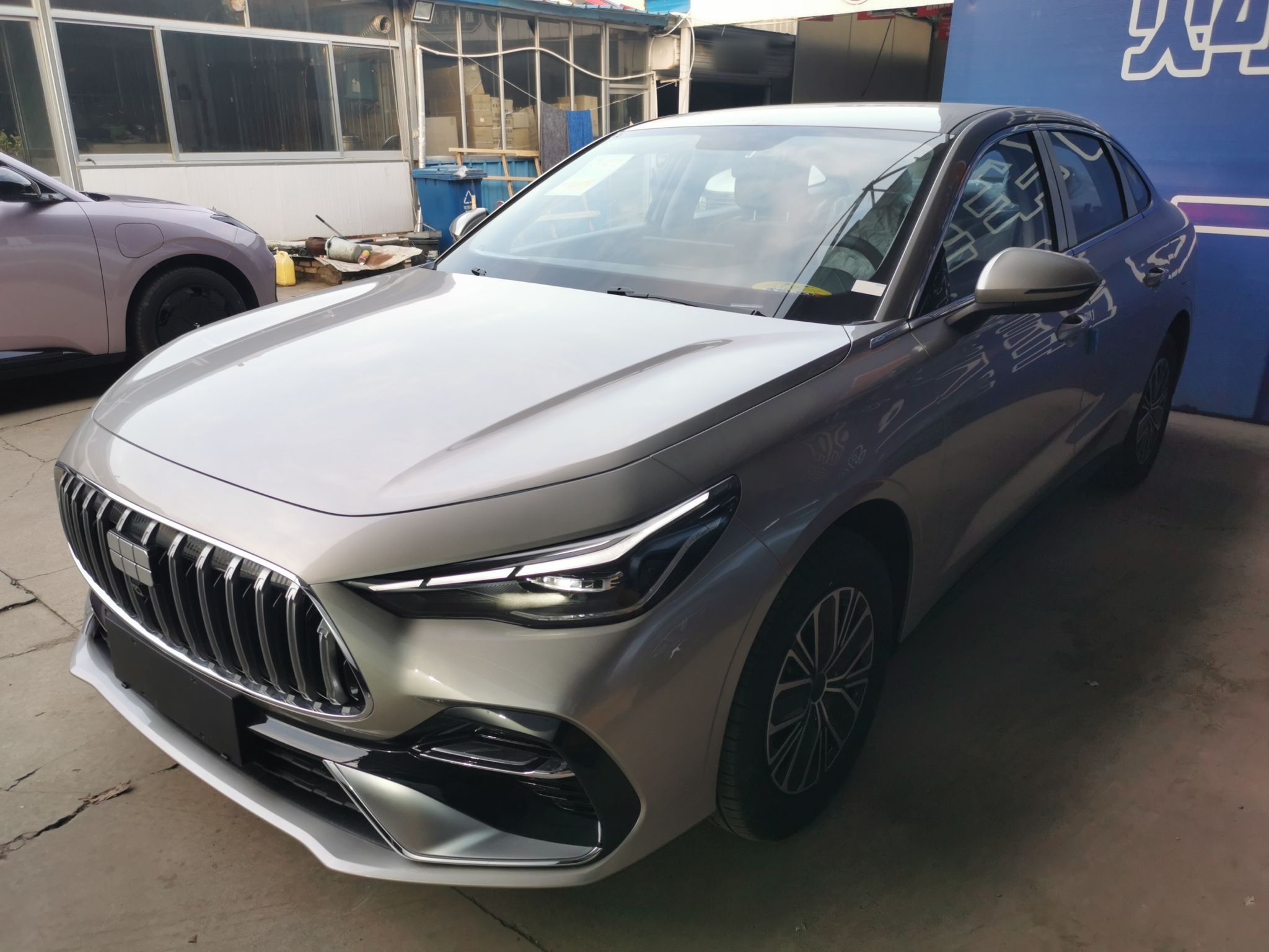 Под передней частью автомобиля