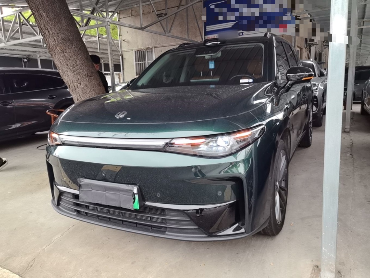 تحت مقدمة السيارة