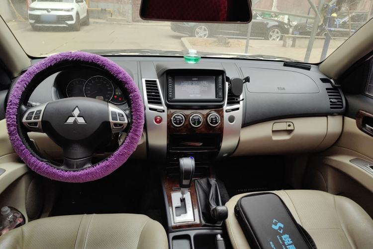 Used Mitsubishi Pajero Sport 2013 3.0L Automatic 4x4 Flagship Edition Interior 2