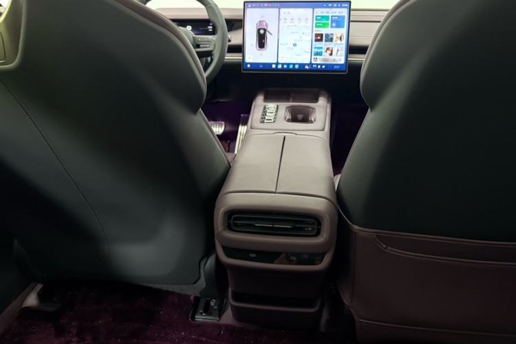 Used Xiaomi Auto SU7 2024 Four-Wheel Drive Ultra-Long Range Advanced Intelligent Driving Max Edition Interior 2