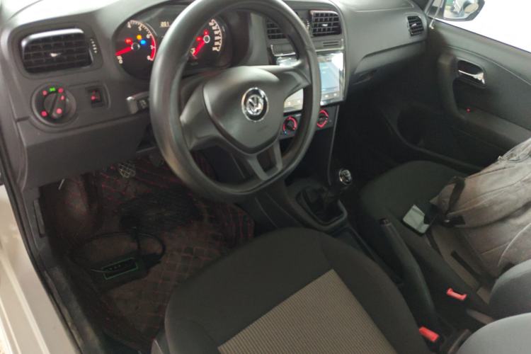 Used Volkswagen Polo 2016 1.4L Manual Fashion Model Center Console