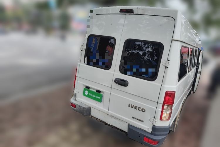 Used Iveco Daily 2020 2.5T A40 Passenger Van Dual Tires Mid-Roof Design 5-9 Seats China VI Emission Standard
