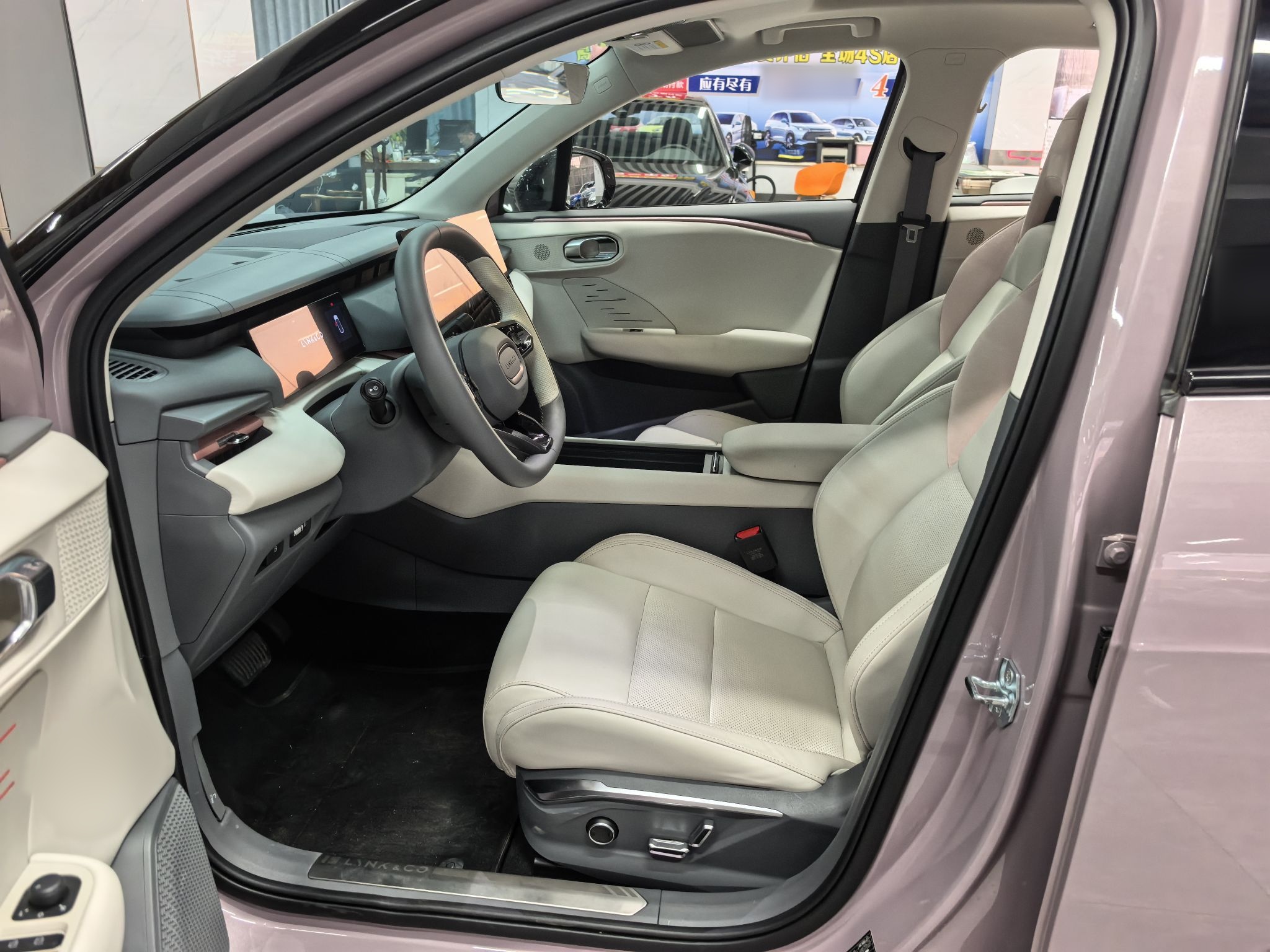 المقاعد الأمامية داخل السيارة