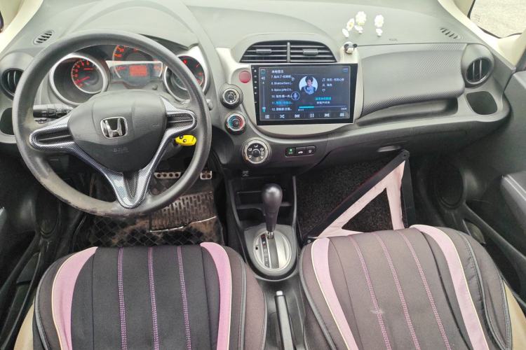 Used Honda Fit 2011 1.3L automatic comfort version Center Console