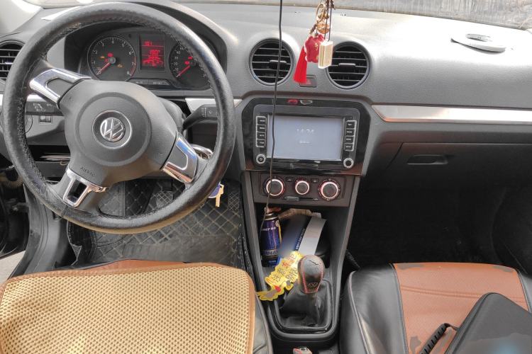 Used Volkswagen Jetta 2015 Zhuihui Edition 1.4L Manual Fashion Model Center Console