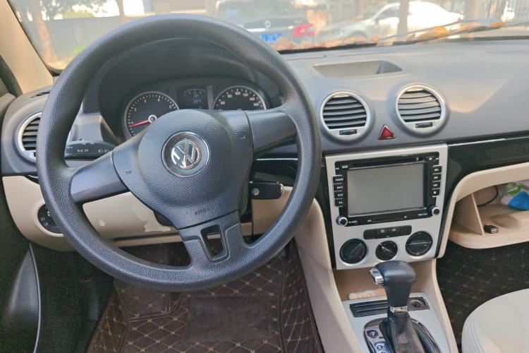 Used Volkswagen Lavida 2011 2.0L Automatic Premium Edition Center Console