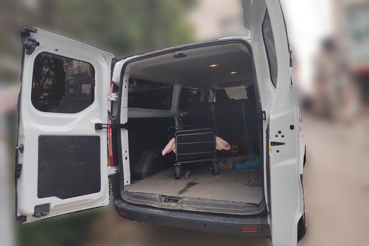 Used Ford Transit 2020 2.0T Gasoline Multi-Function Commercial Vehicle Mid-Drive Low-Roof Design with Dual Rear Doors Meeting China VI Emission Standards Trunk