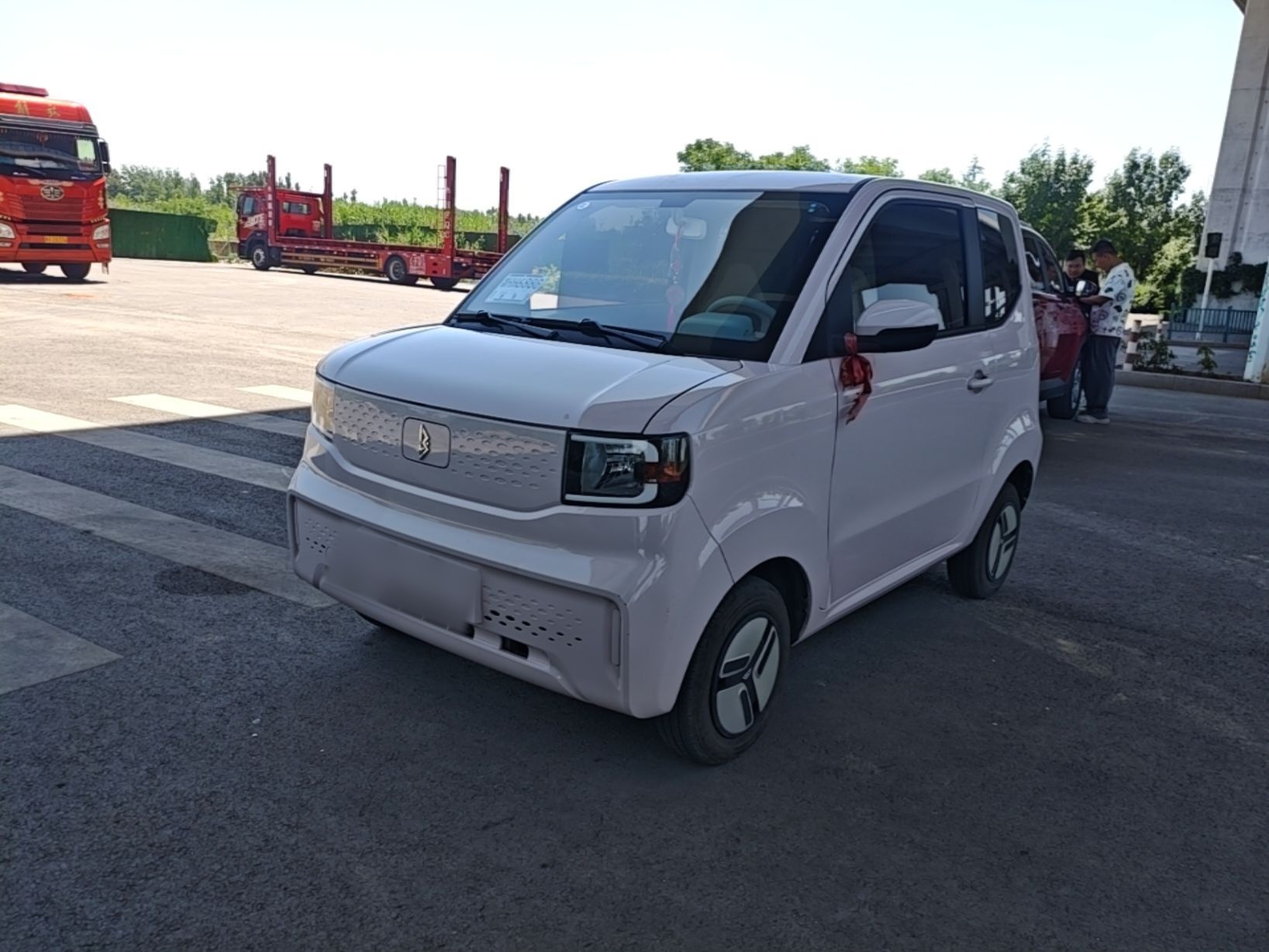 Под передней частью автомобиля