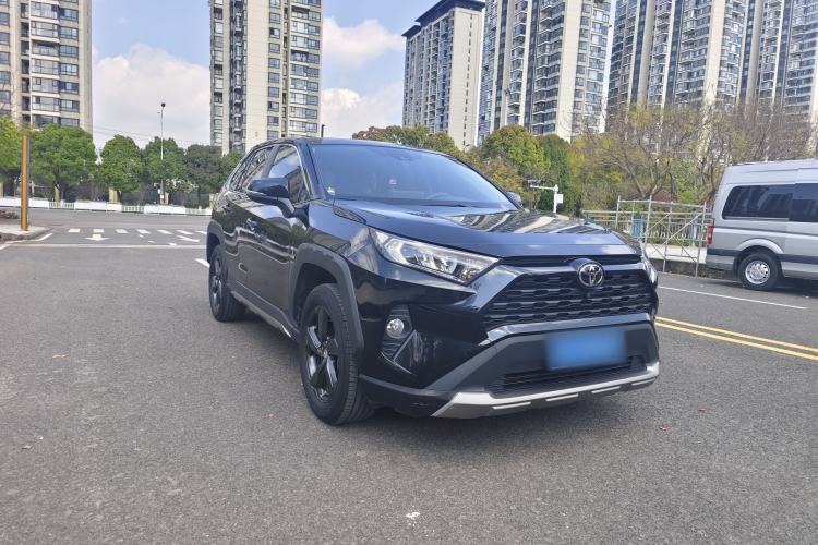 Used Toyota RAV4 2022 2.0L CVT 4x4 Fashion Edition
