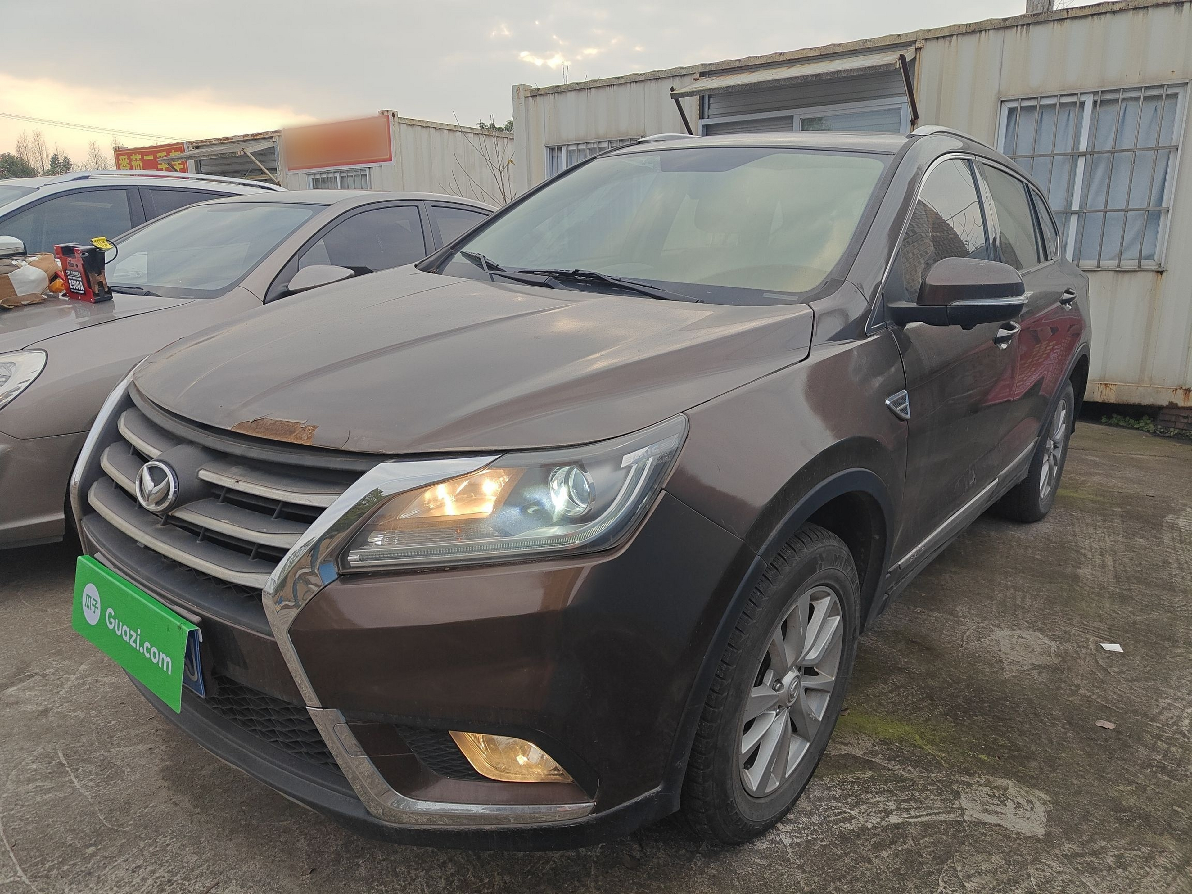 Под передней частью автомобиля