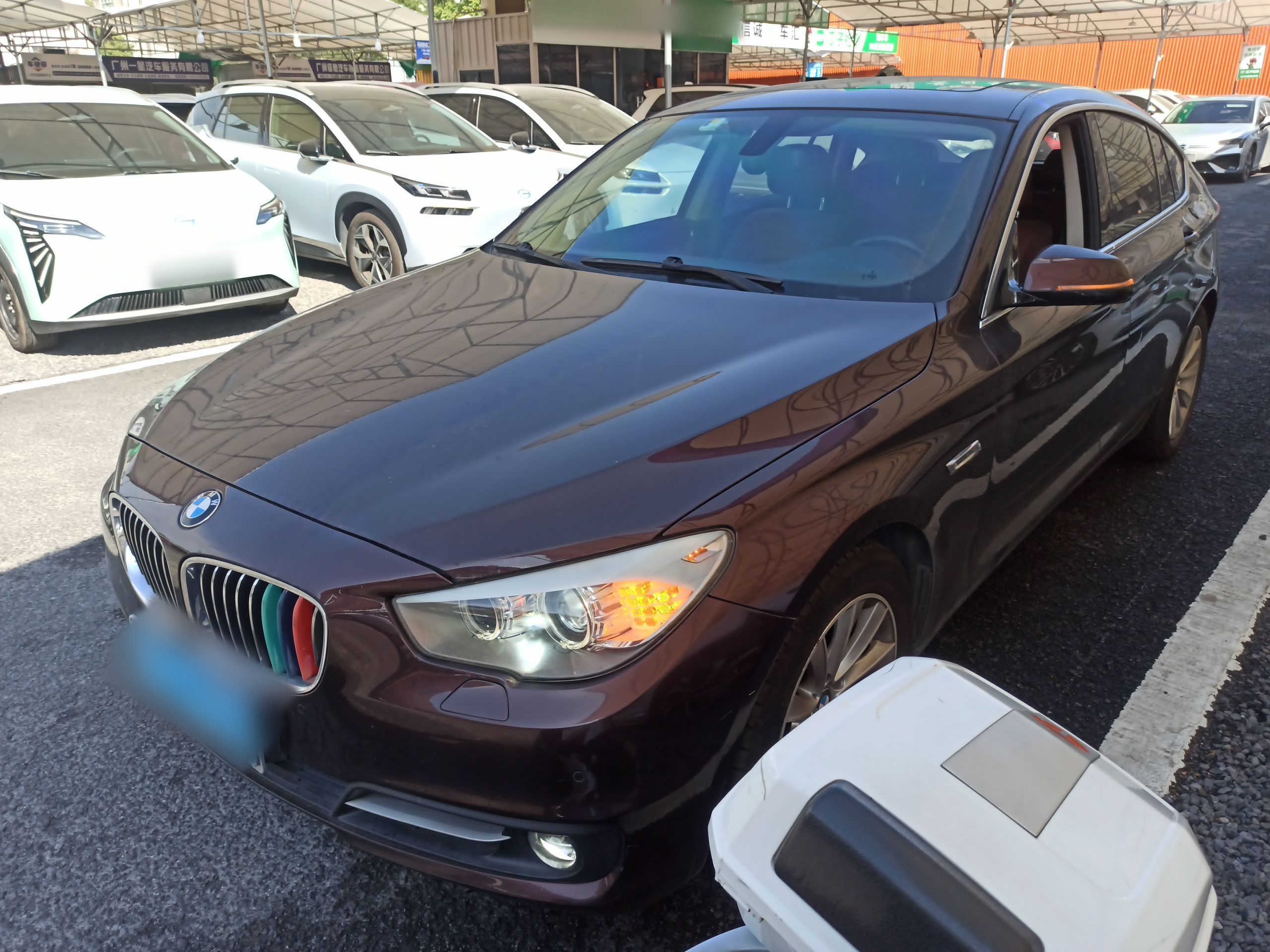 Под передней частью автомобиля