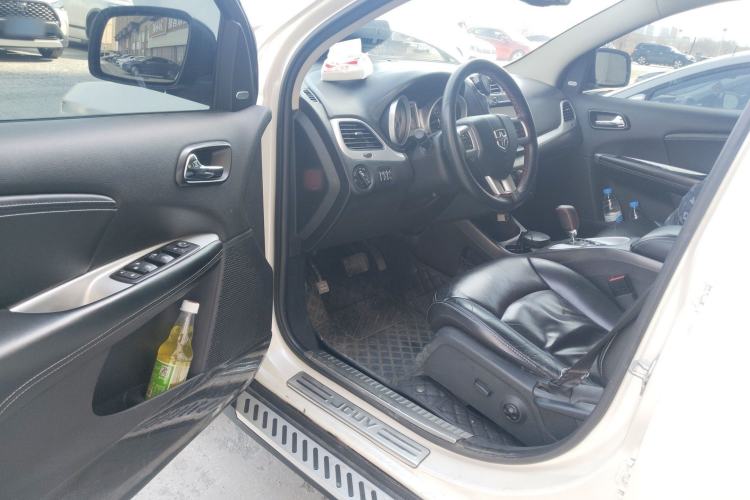 Used Dodge Journey 2013 2.4L Two-Wheel Drive Luxury Version Driver Seat