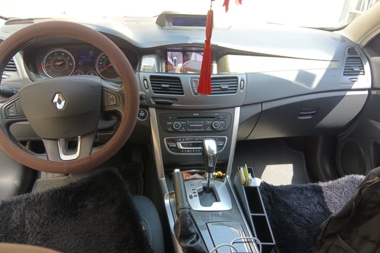 Used Renault Latitude 2015 2.0L CVT Fashion Edition Center Console