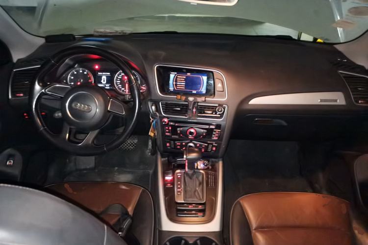 Used Audi Q5 2017 40 TFSI Ambition Edition Center Console