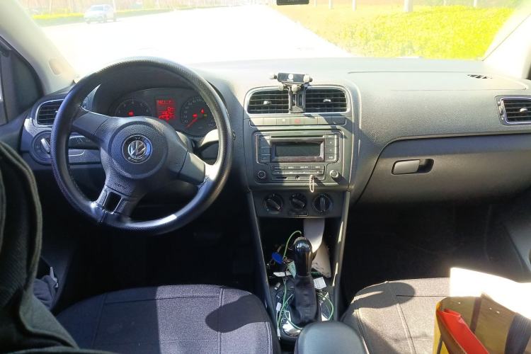 Used Volkswagen Polo 2013 1.6L Automatic Comfort Edition Center Console