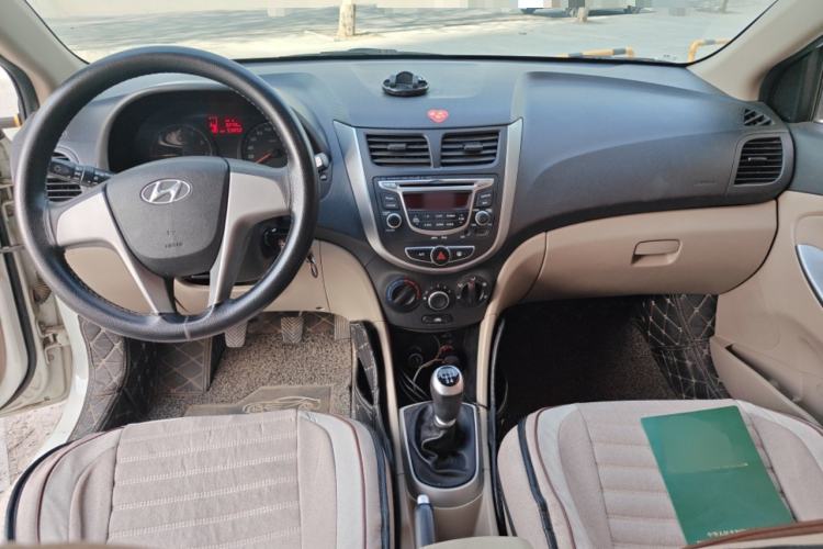 Used Hyundai Verna (older generation) 2016 1.4L Manual Smart GLS Trim Center Console