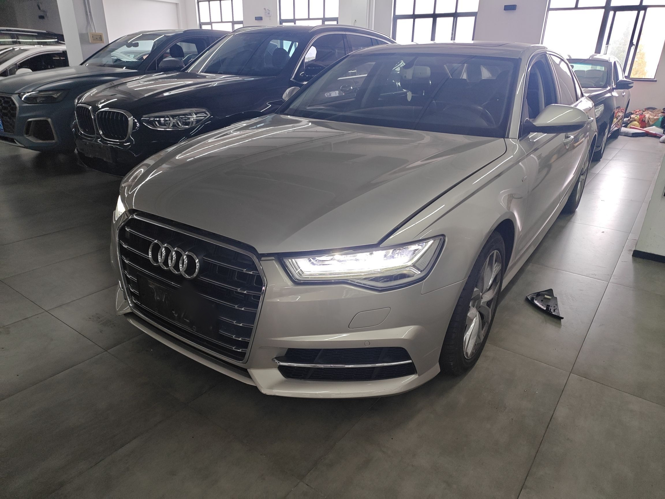 تحت مقدمة السيارة