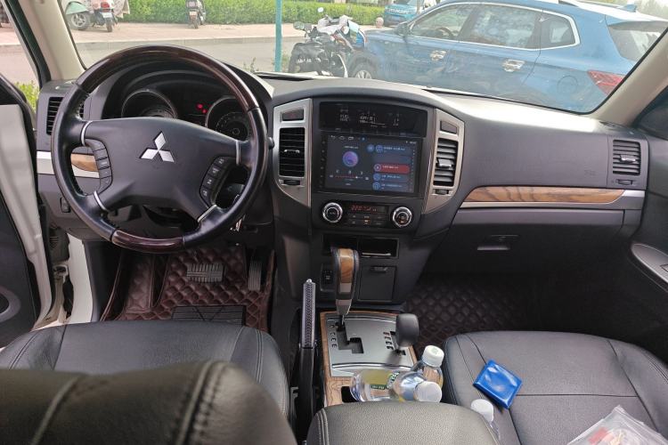 Used Mitsubishi Pajero 2018 3.0L Automatic Prestige Edition Center Console