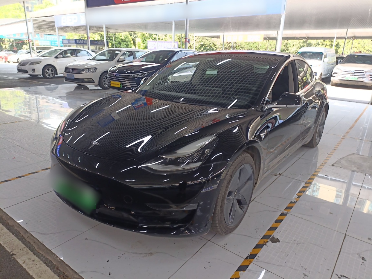 Под передней частью автомобиля