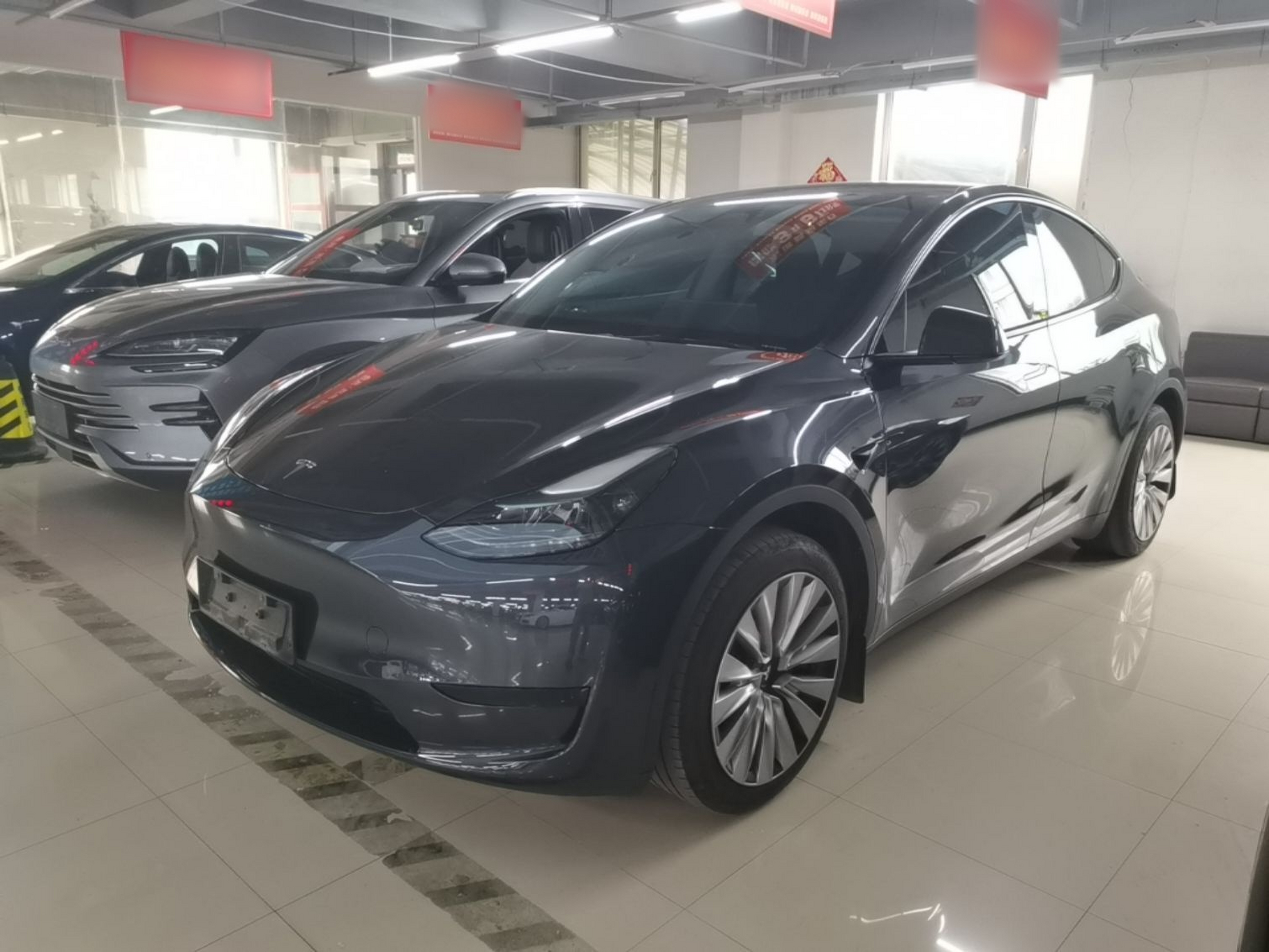 Unter der Vorderseite des Autos