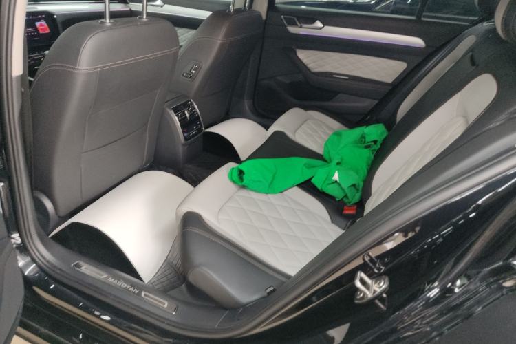 Used Volkswagen Magotan 2023 2 Million Units Commemorative Edition 330TSI DSG Luxury Version Left Rear Seat