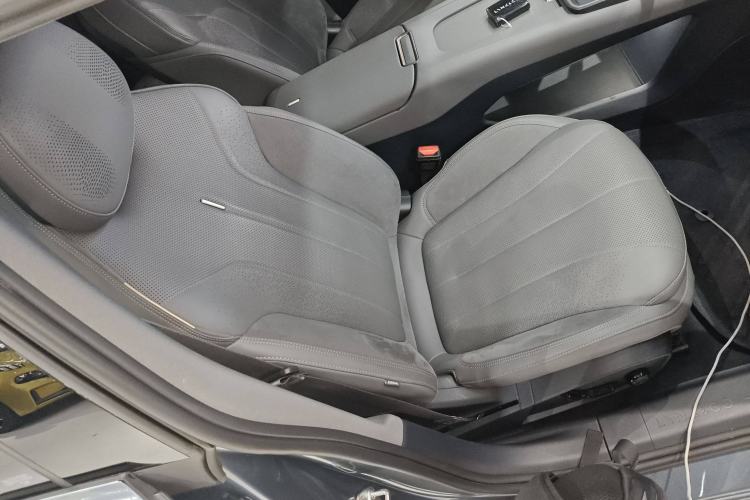 Used Lynk & Co 07 2024 EM-P 126 Long-Range Halo Right Front Seat