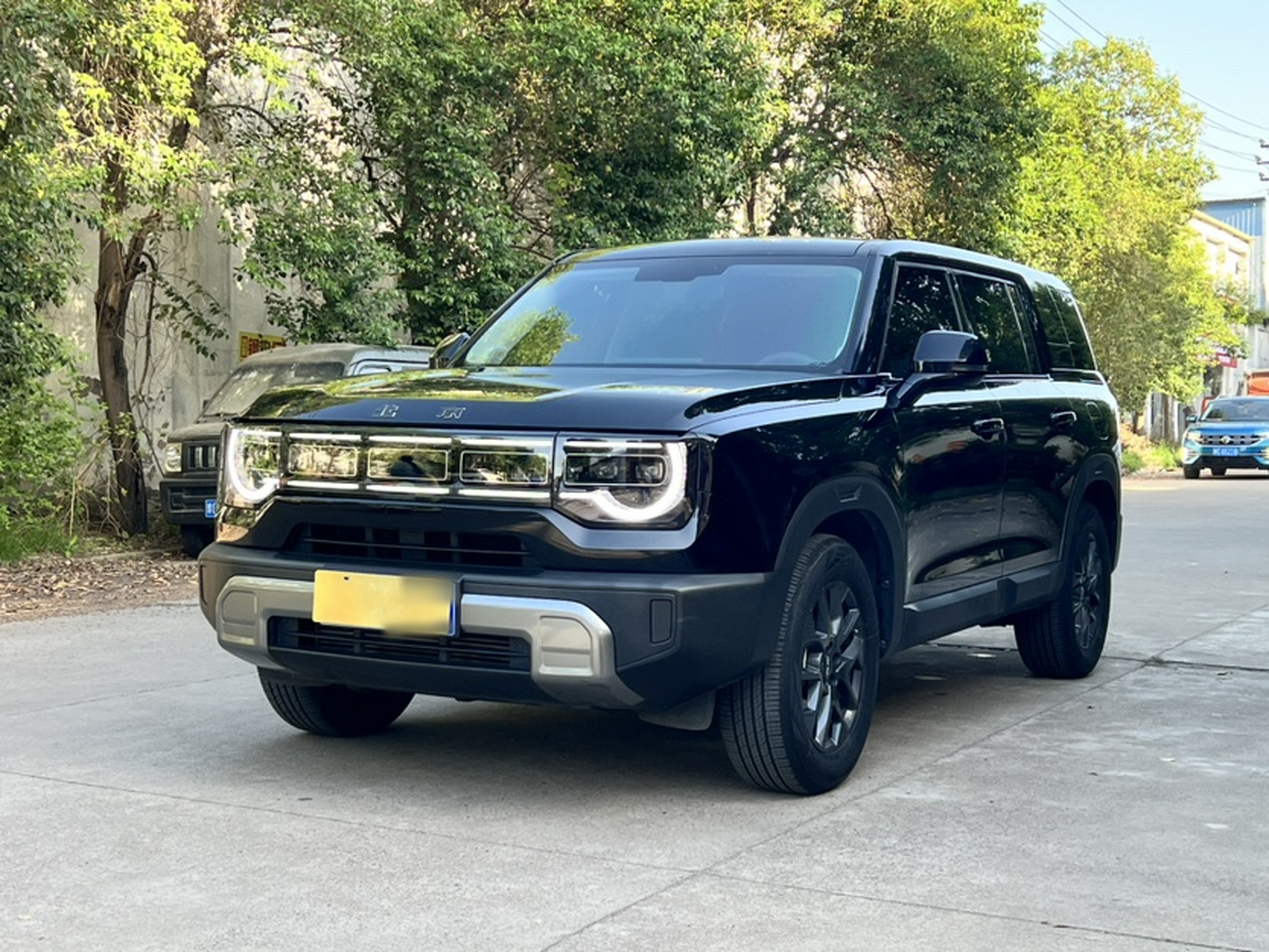 تحت مقدمة السيارة