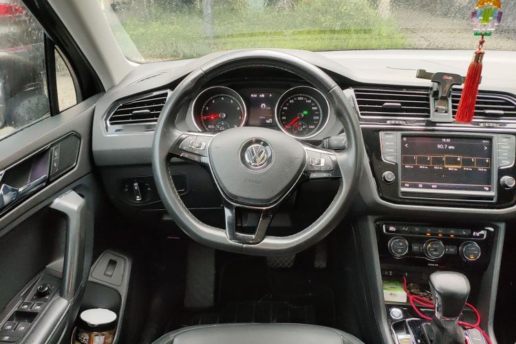 Used Volkswagen Tiguan L 2017 380TSI Automatic All-Wheel-Drive Luxury Edition Steering Wheel