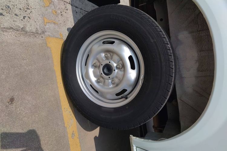 Used JMC Fushun 2023 2.0T Automatic Short-Wheelbase Low-Roof Commercial Van 2/3 Seats with Dual-Opening Tailgate