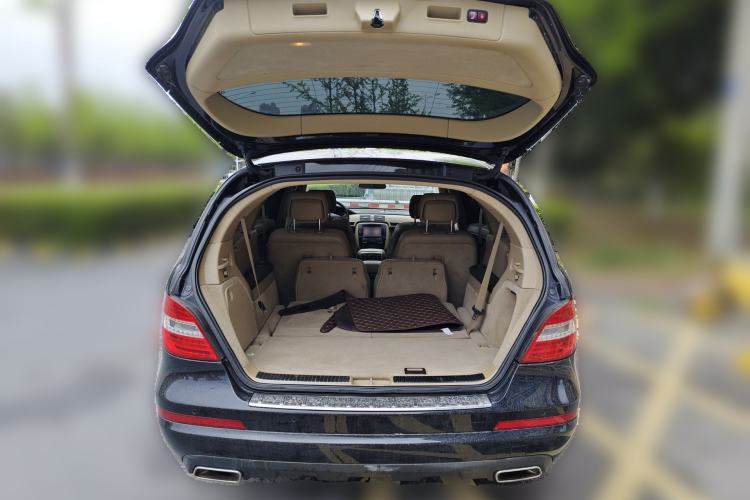 Used Mercedes-Benz R-Class 2014 R 400 4MATIC Luxury Model Trunk