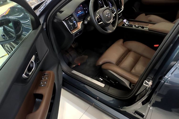 Used Volvo V60 2024 B5 Zhiyuan Luxury Edition
