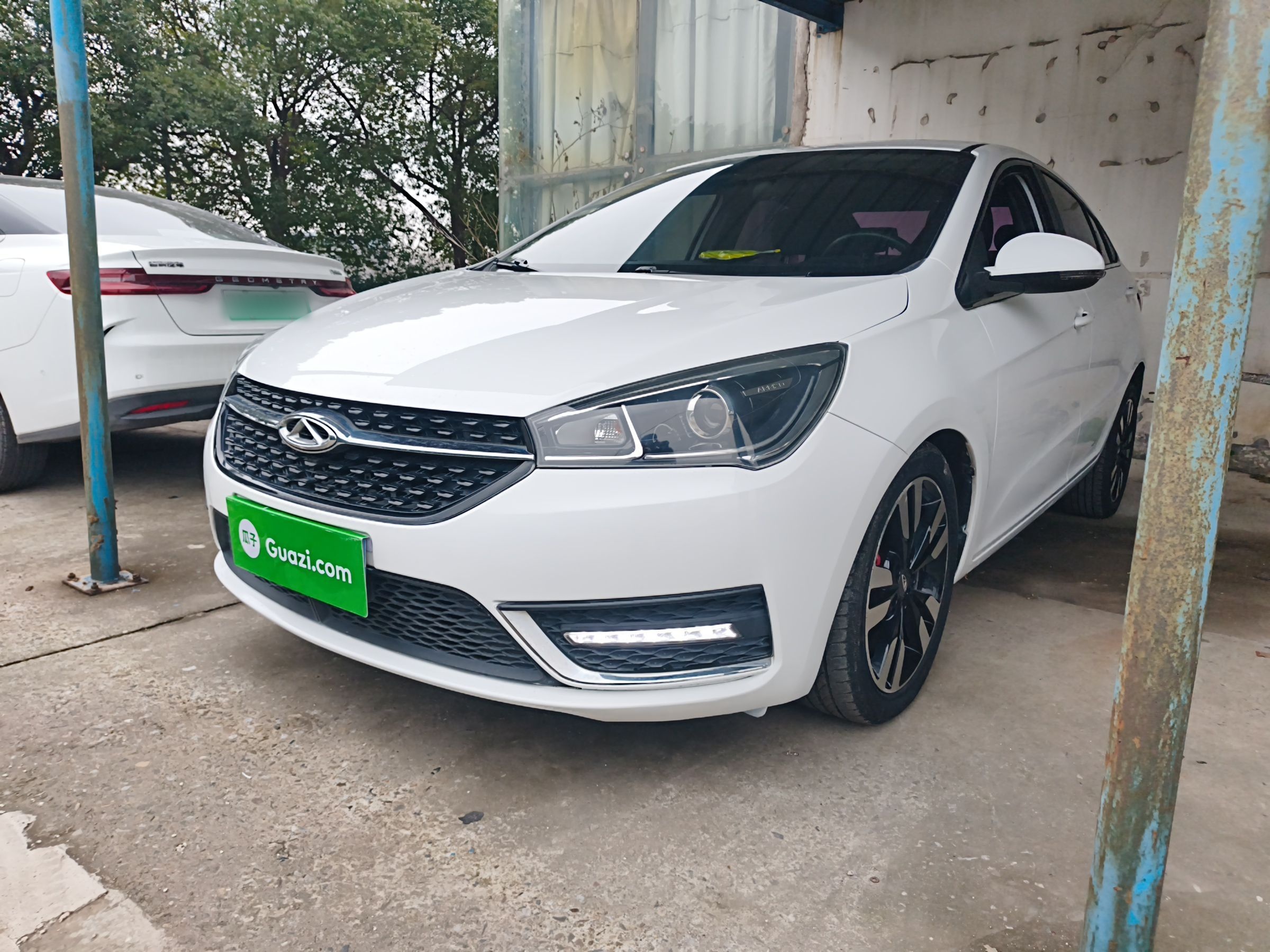 Под передней частью автомобиля