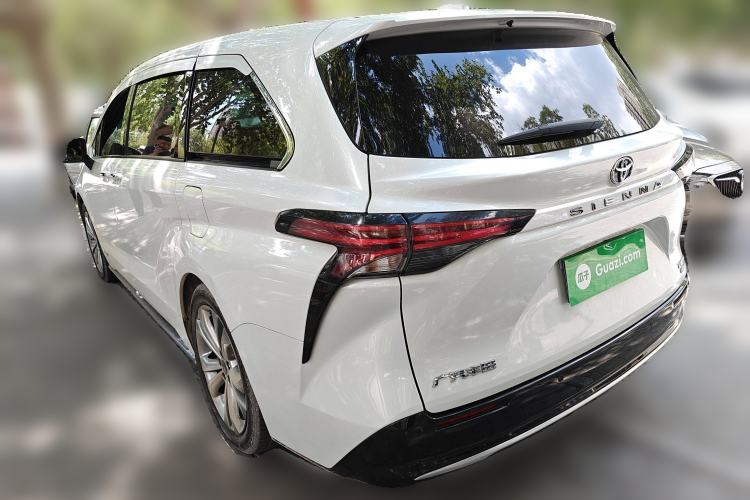 Used Toyota Sienna 2023 2.5L Hybrid Deluxe Edition