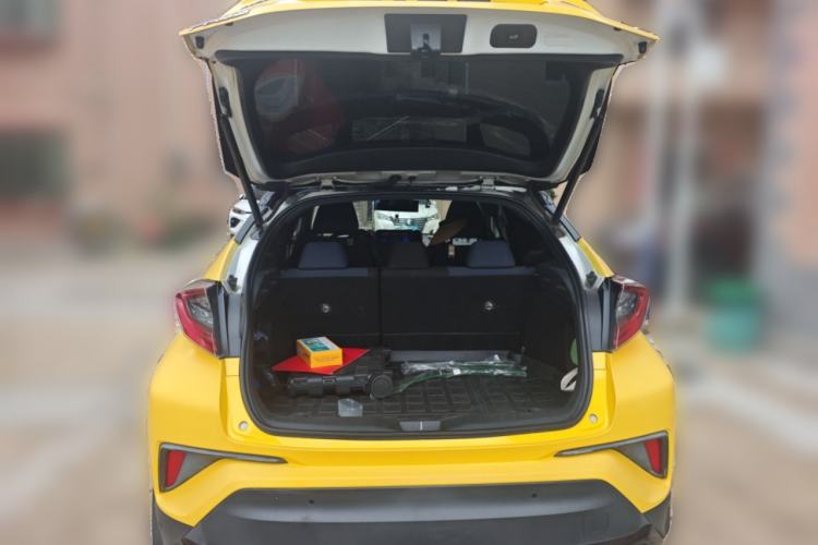 Used Toyota C-HR 2018 2.0L Luxury Sunroof Version China V Emission Standard
