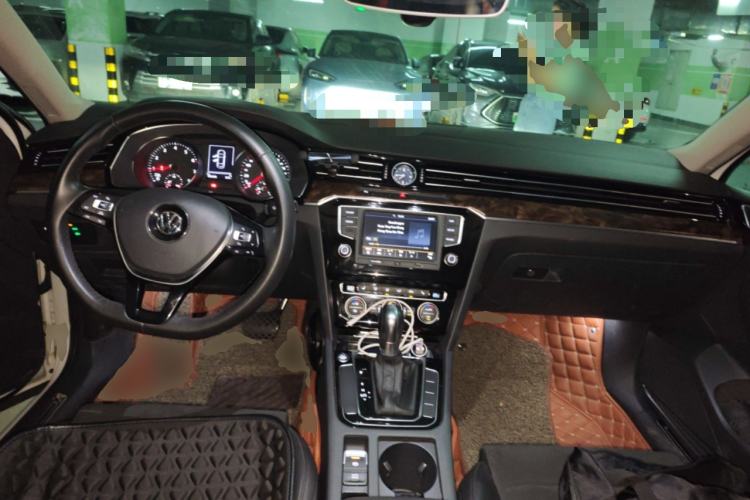 Used Volkswagen Magotan 2017 330TSI DSG Luxury Model Center Console