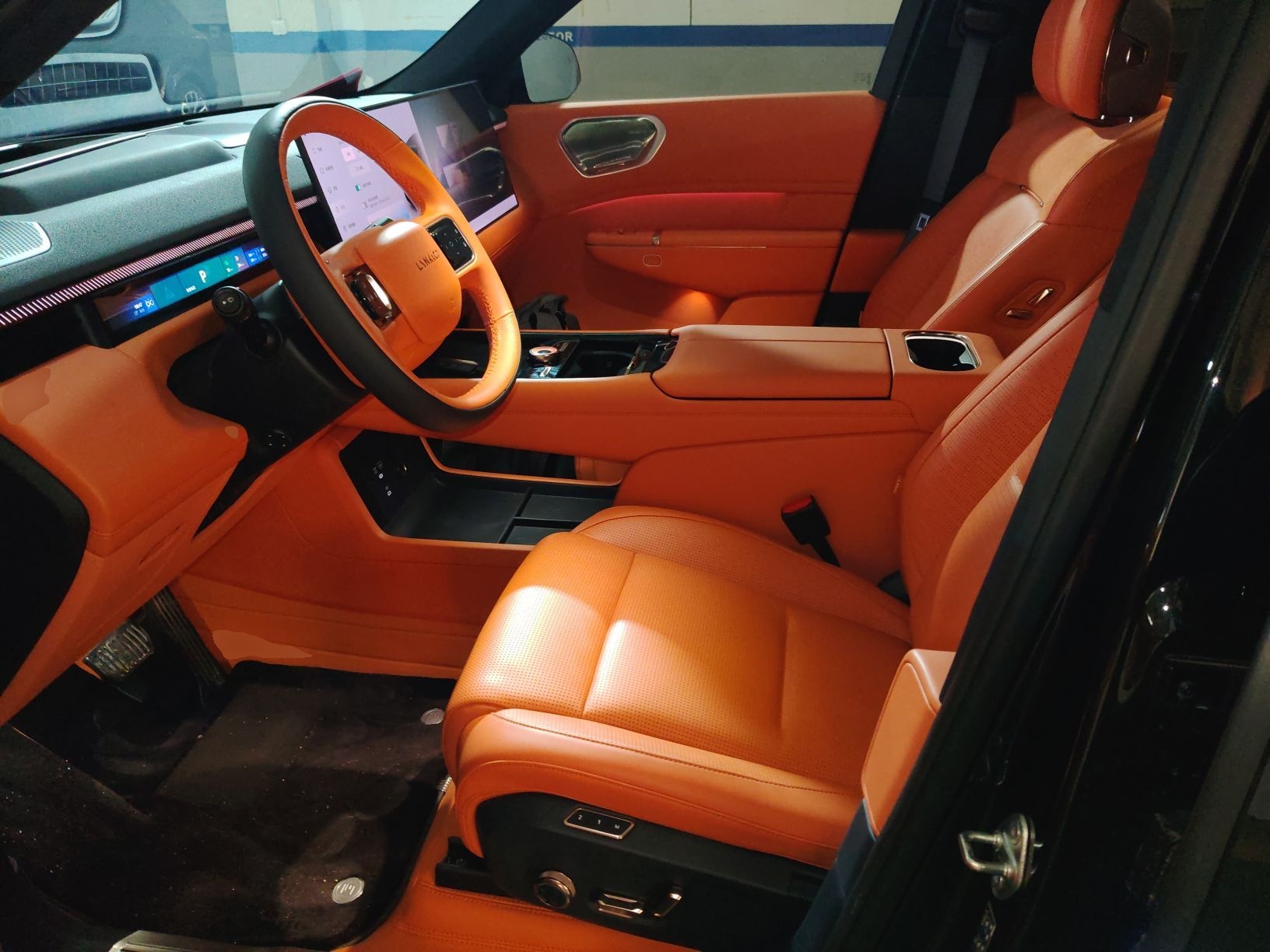 المقاعد الأمامية داخل السيارة