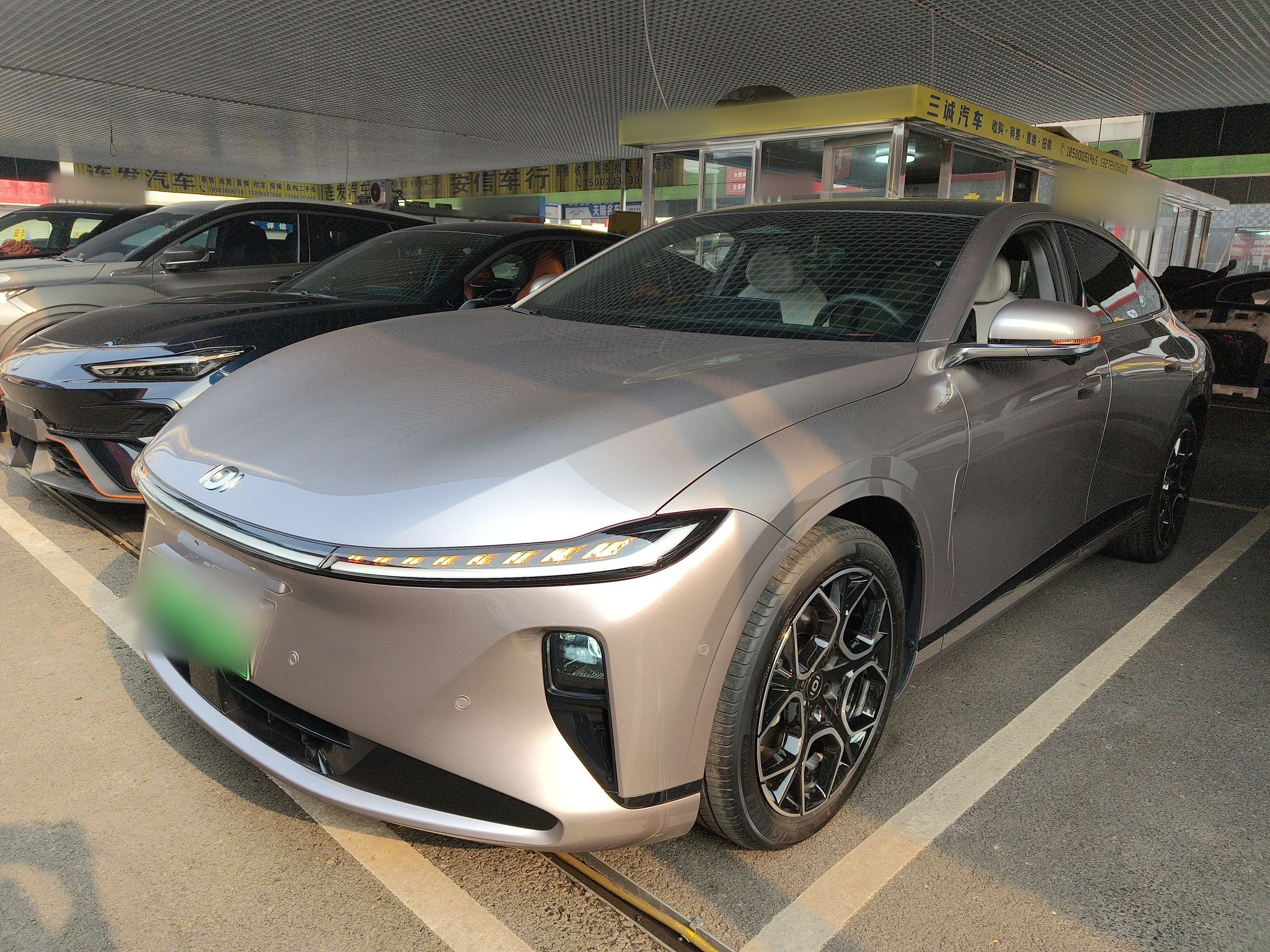 تحت مقدمة السيارة