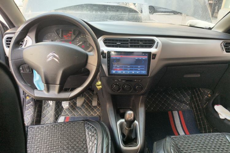 Used Citroen Elysee 2015 Zhishang Edition 1.6L Manual Fashion Model Center Console