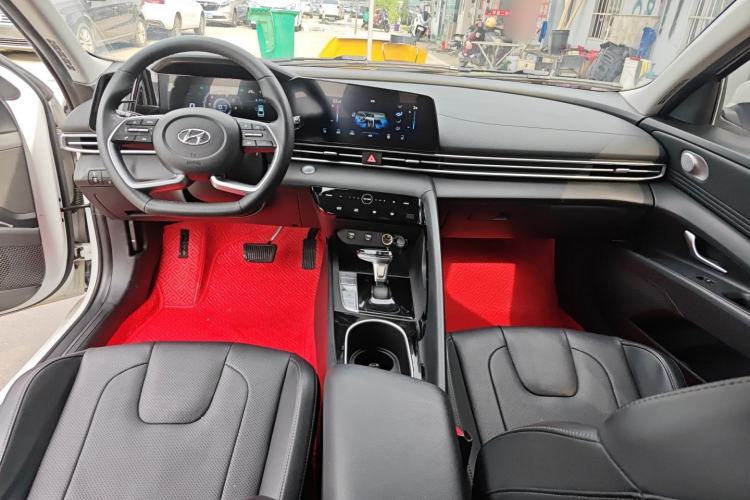 Used Hyundai Elantra 2022 1.5L CVT LUX Prestige Edition Center Console