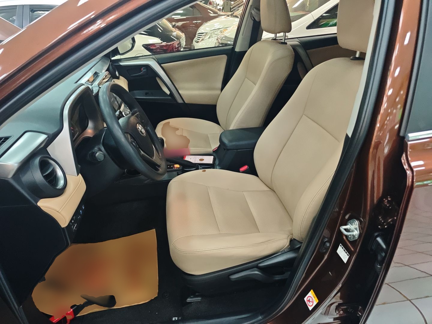 المقاعد الأمامية داخل السيارة