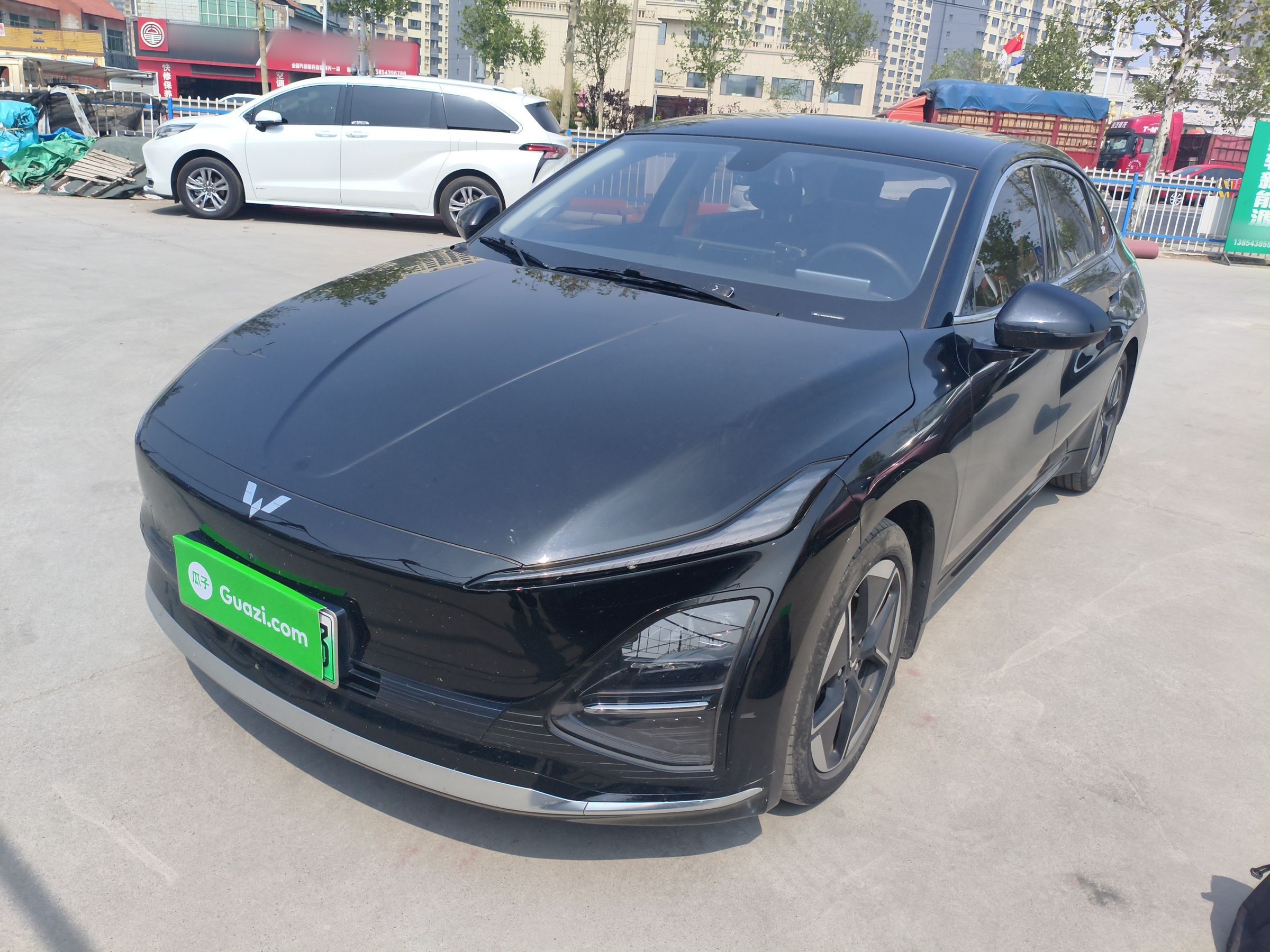 تحت مقدمة السيارة