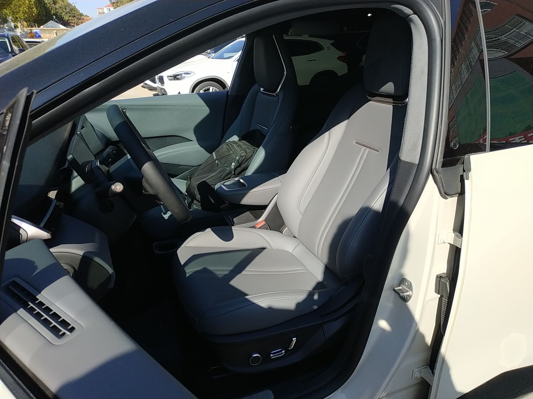 Переднее сиденье в автомобиле